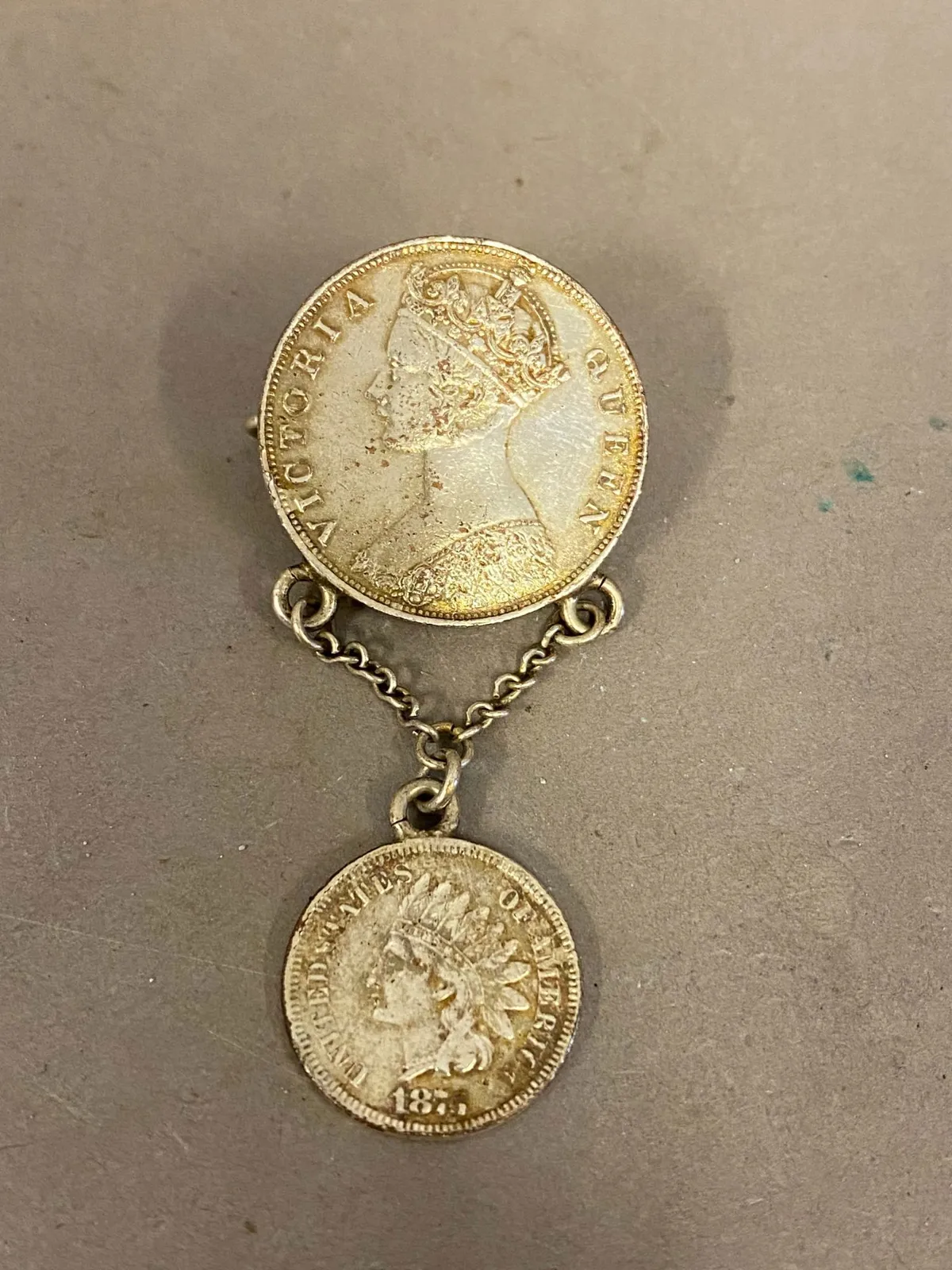 Sjældent sølvsmykke fra 1800 tallet bestående af engelsk kolonimønt og en indianhead one cent