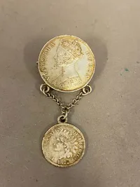 Sjældent sølvsmykke fra 1800 tallet bestående af engelsk kolonimønt og en indianhead one cent