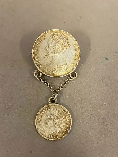 Sjældent sølvsmykke fra 1800 tallet bestående af engelsk kolonimønt og en indianhead one cent
