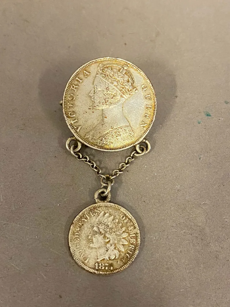 Sjældent sølvsmykke fra 1800 tallet bestående af engelsk kolonimønt og en indianhead one cent