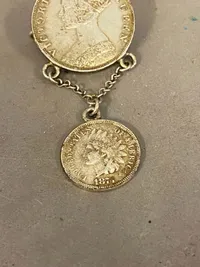 Sjældent sølvsmykke fra 1800 tallet bestående af engelsk kolonimønt og en indianhead one cent