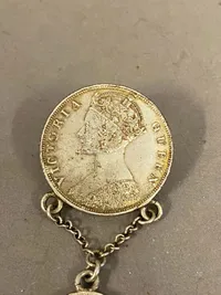 Sjældent sølvsmykke fra 1800 tallet bestående af engelsk kolonimønt og en indianhead one cent