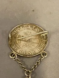 Sjældent sølvsmykke fra 1800 tallet bestående af engelsk kolonimønt og en indianhead one cent