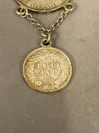 Sjældent sølvsmykke fra 1800 tallet bestående af engelsk kolonimønt og en indianhead one cent
