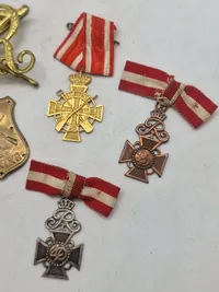 Lot originale skjolde, medaljer mm.