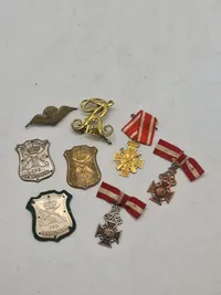Lot originale skjolde, medaljer mm.