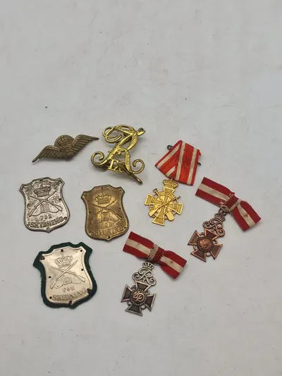 Lot originale skjolde, medaljer mm.