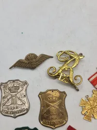 Lot originale skjolde, medaljer mm.