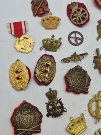 Lot pins og regiments mærker