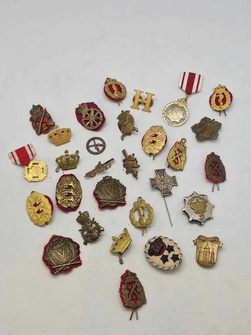 Lot pins og regiments mærker