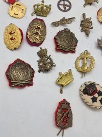 Lot pins og regiments mærker