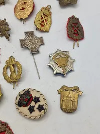 Lot pins og regiments mærker