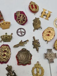 Lot pins og regiments mærker