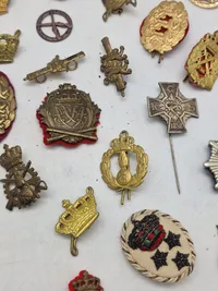 Lot pins og regiments mærker
