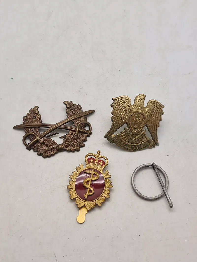 Lot diverse badges og split til granat