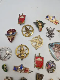 Lot diverse militære mærker mm.