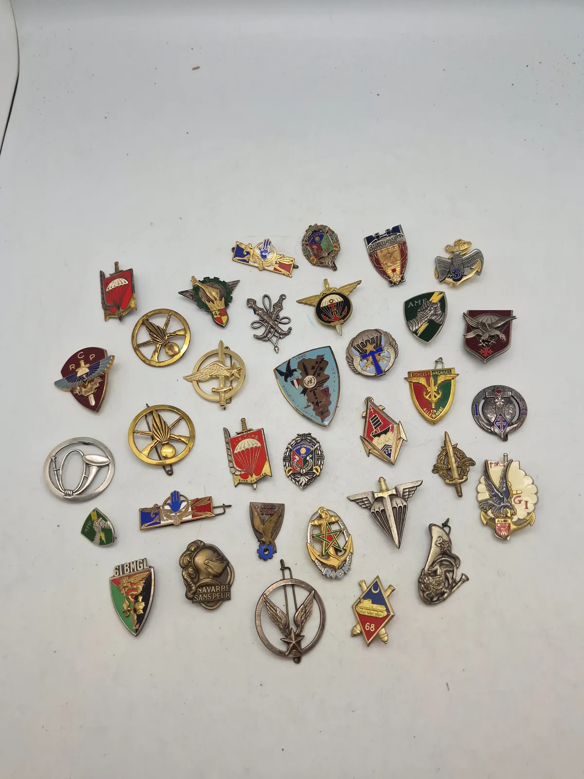 Lot diverse militære mærker mm.