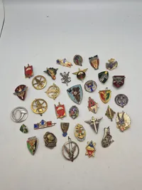 Lot diverse militære mærker mm.
