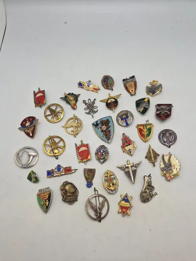 Lot diverse militære mærker mm.