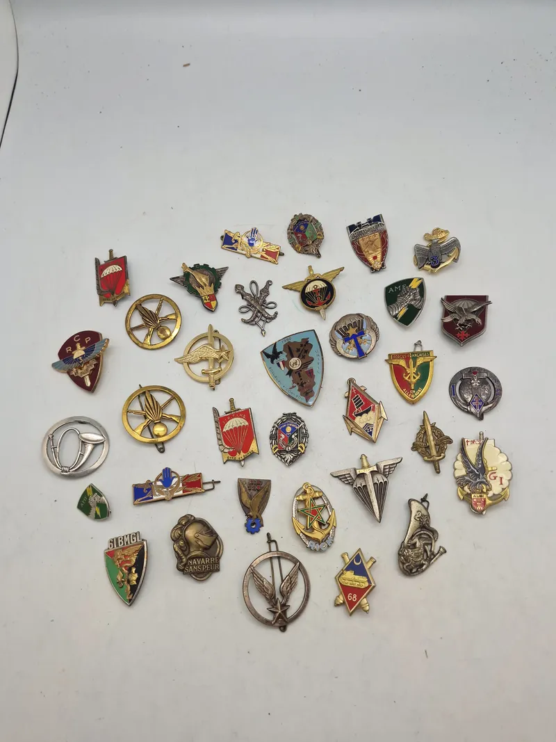 Lot diverse militære mærker mm.