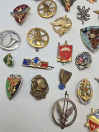 Lot diverse militære mærker mm.