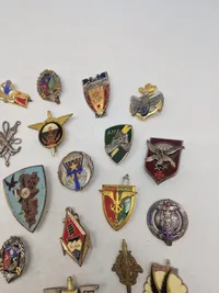 Lot diverse militære mærker mm.