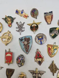 Lot diverse militære mærker mm.