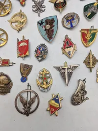 Lot diverse militære mærker mm.