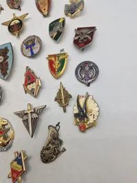 Lot diverse militære mærker mm.