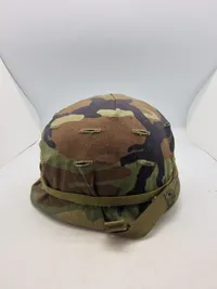 Original amerikansk hjelm fra tiden omkring Vietnamkrigen