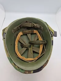 Original amerikansk hjelm fra tiden omkring Vietnamkrigen