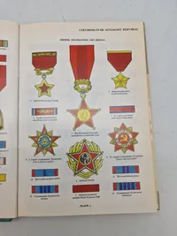 Samling gode opslagsværker omkring medaljer og bars