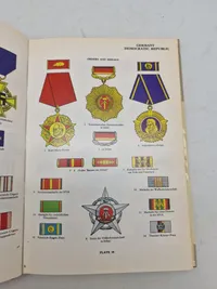 Samling gode opslagsværker omkring medaljer og bars