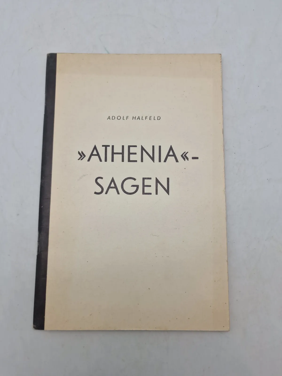 ATHENIA«-SAGEN" af forfatteren Adolf Halfeld. Bogen handler  om hændelsen med passagerskibet Athenia, som blev torpederet af en tysk ubåd i 1939, kort efter udbruddet af Anden Verdenskrig.