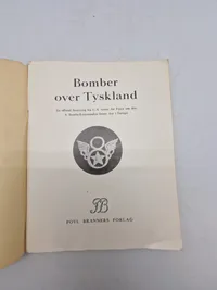 Originalt eks af  "Bomber over Tyskland". Illegal bog 
Titel: "Bomber over Tyskland".
Undertitel: "En officiel Beretning fra U. S. Army Air Force om den 8. Bombe-Kommandos første Aar i Europa".