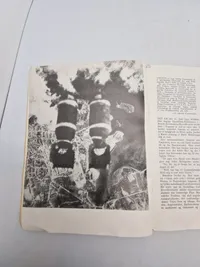 Originalt eks af  "Bomber over Tyskland". Illegal bog 
Titel: "Bomber over Tyskland".
Undertitel: "En officiel Beretning fra U. S. Army Air Force om den 8. Bombe-Kommandos første Aar i Europa".