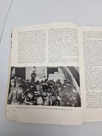 Originalt eks af  "Bomber over Tyskland". Illegal bog 
Titel: "Bomber over Tyskland".
Undertitel: "En officiel Beretning fra U. S. Army Air Force om den 8. Bombe-Kommandos første Aar i Europa".