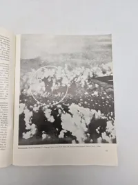 Originalt eks af  "Bomber over Tyskland". Illegal bog 
Titel: "Bomber over Tyskland".
Undertitel: "En officiel Beretning fra U. S. Army Air Force om den 8. Bombe-Kommandos første Aar i Europa".