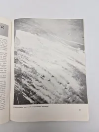Originalt eks af  "Bomber over Tyskland". Illegal bog 
Titel: "Bomber over Tyskland".
Undertitel: "En officiel Beretning fra U. S. Army Air Force om den 8. Bombe-Kommandos første Aar i Europa".