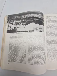 Originalt eks af  "Bomber over Tyskland". Illegal bog 
Titel: "Bomber over Tyskland".
Undertitel: "En officiel Beretning fra U. S. Army Air Force om den 8. Bombe-Kommandos første Aar i Europa".