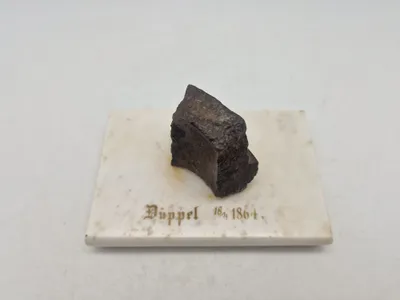 Sjælden Tysk marmor plade med granatsplint og teksten “Düppel 18/4 1864” med rest af historie bagpå