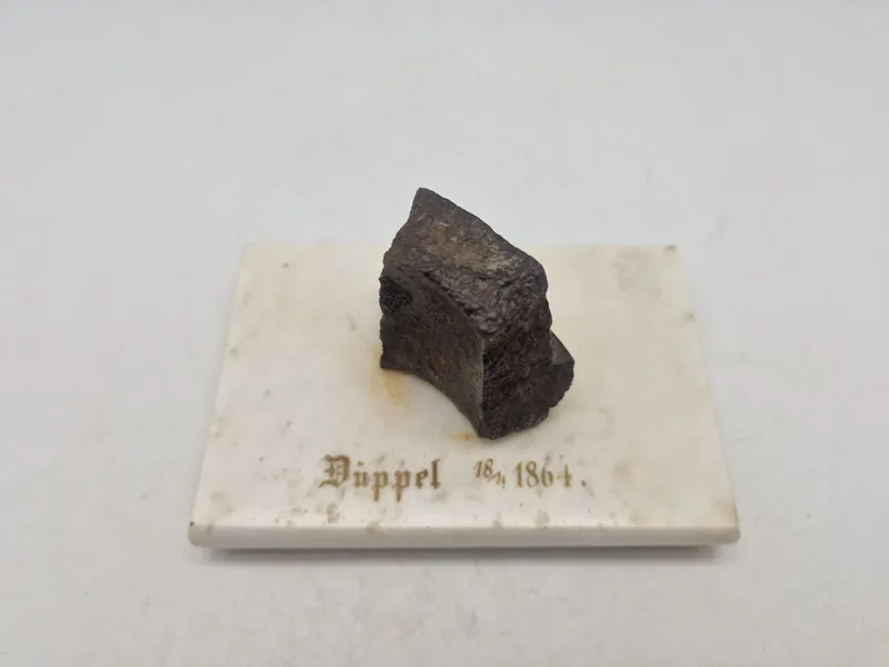 Sjælden Tysk marmor plade med granatsplint og teksten “Düppel 18/4 1864” med rest af historie bagpå