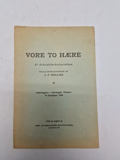 "VORE TO HÆRE - Et Arbejdsløshedsproblem". 
Hæftet indeholder "NOGLE BETRAGTNINGER AF A. P. MØLLER".
Det blev oprindeligt offentliggjort i Berlingske Tidende den 19. december 1936.