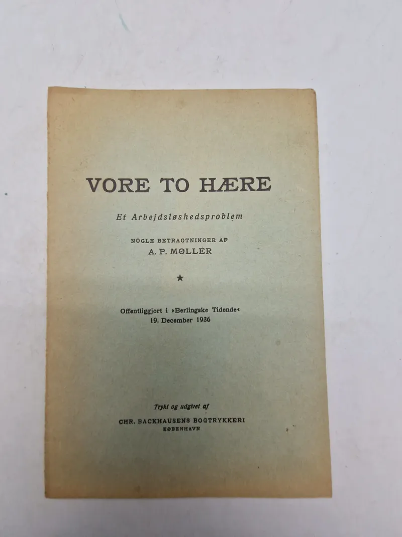 "VORE TO HÆRE - Et Arbejdsløshedsproblem". 
Hæftet indeholder "NOGLE BETRAGTNINGER AF A. P. MØLLER".
Det blev oprindeligt offentliggjort i Berlingske Tidende den 19. december 1936.