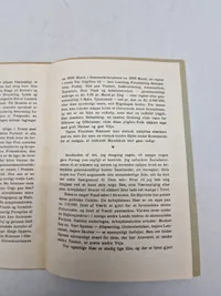 "VORE TO HÆRE - Et Arbejdsløshedsproblem". 
Hæftet indeholder "NOGLE BETRAGTNINGER AF A. P. MØLLER".
Det blev oprindeligt offentliggjort i Berlingske Tidende den 19. december 1936.