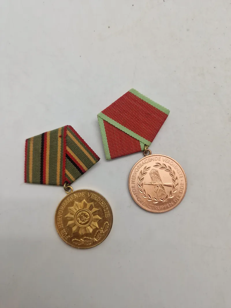 Verdienstmedaille der Grenztruppen der Deutschen Demokratischen Republik" & FÜR HERVORRAGENDE VERDIENSTE"  medalje