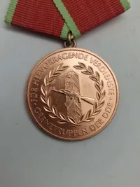 Verdienstmedaille der Grenztruppen der Deutschen Demokratischen Republik" & FÜR HERVORRAGENDE VERDIENSTE"  medalje