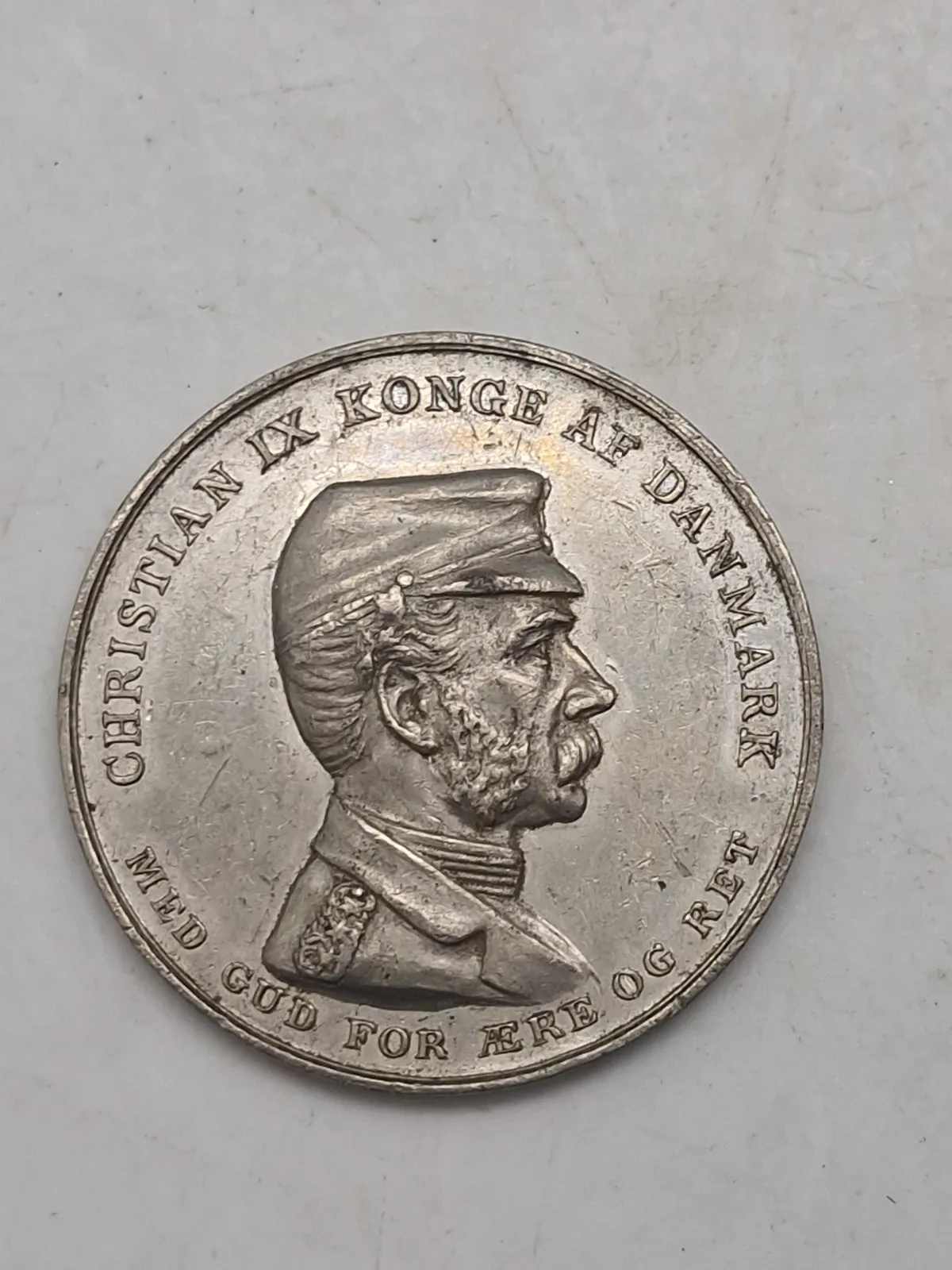 medalje med inskriptionen "FOR DEM DER FALDT OG DEN DER BLEV TILBAGE 1864-1914". medaljen er et mindesmærke for begivenhederne i perioden 1864-1914