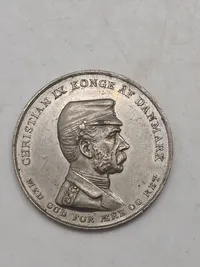 medalje med inskriptionen "FOR DEM DER FALDT OG DEN DER BLEV TILBAGE 1864-1914". medaljen er et mindesmærke for begivenhederne i perioden 1864-1914