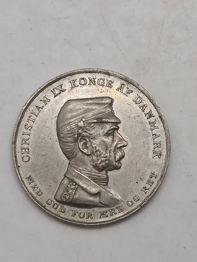 medalje med inskriptionen "FOR DEM DER FALDT OG DEN DER BLEV TILBAGE 1864-1914". medaljen er et mindesmærke for begivenhederne i perioden 1864-1914